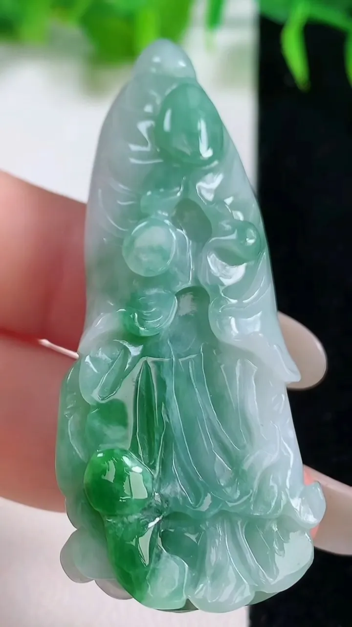 天然A货翡翠白菜吊坠，尺寸56-21.8-10，重量:20.60g
10月19日