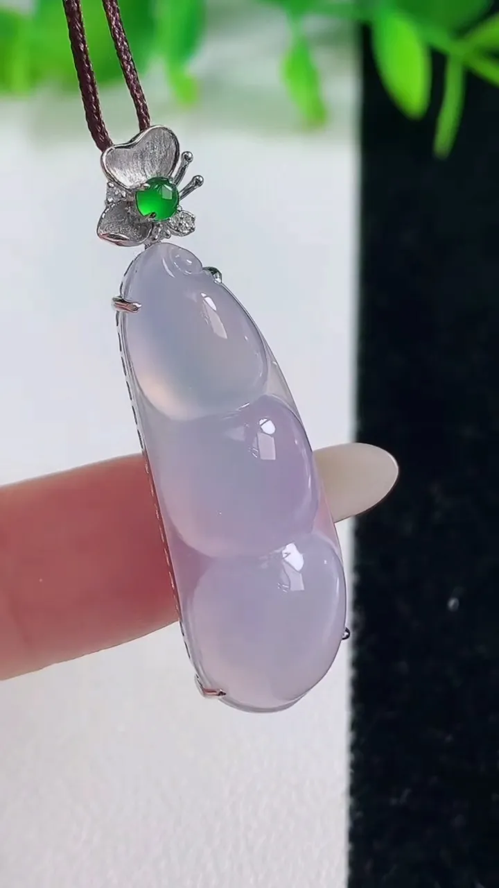 天然A货翡翠种紫罗兰福豆吊坠，尺寸32.2-11.8-7.5，重量:4.96g
10月19日