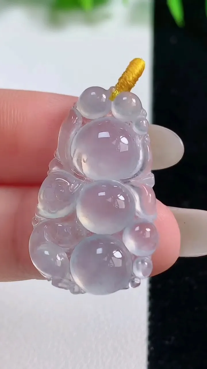 天然A货翡翠生肖猴吊坠，尺寸30.4-18.4-2.4，重量:3.40g
10月19日