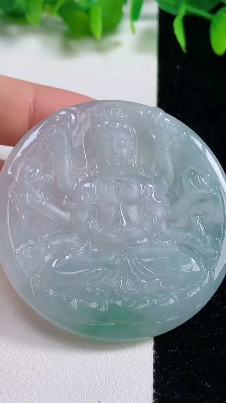 天然A货翡翠千手观音吊坠，尺寸54.3-5.4，重量:34.80g
10月19日