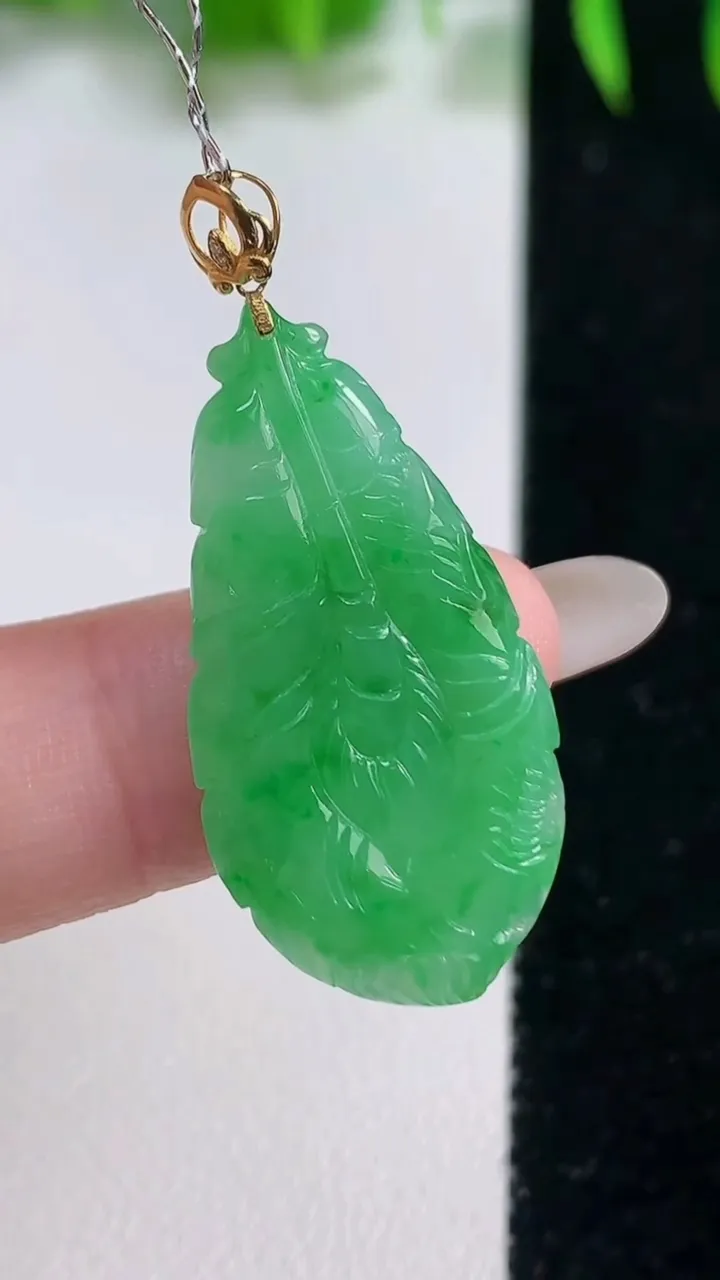 天然A货翡翠羽毛吊坠，尺寸30.4-16.6-3.2，重量:3.18g
10月19日