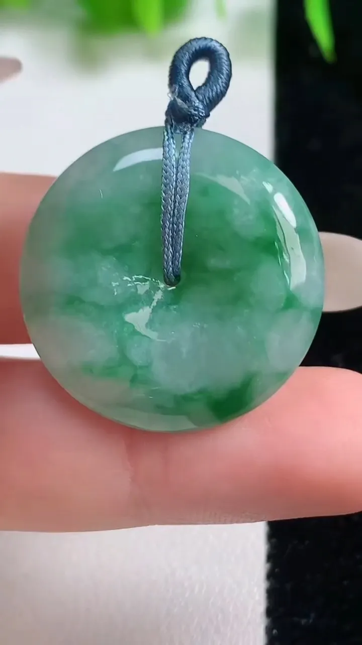 天然A货翡翠平安扣吊坠，尺寸26.7-5.9，重量:9.20g
10月19日
