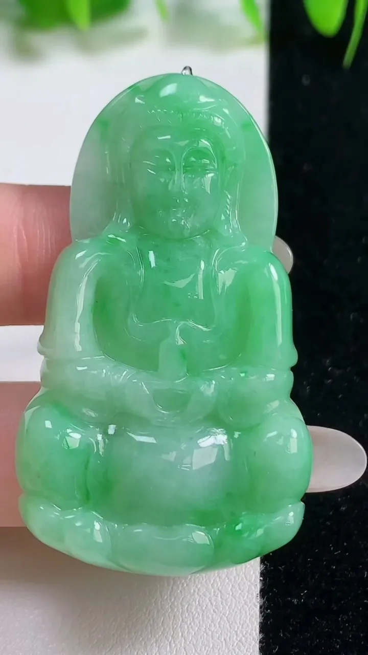 天然A货翡翠观音菩萨吊坠，尺寸53-31.4-6.9，重量:18.42g
10月19日