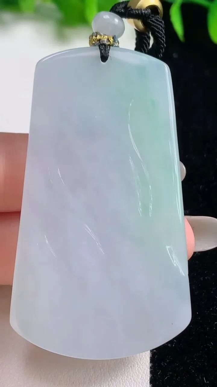 天然A货翡翠虚空藏菩萨吊坠，尺寸59.2-33.7-6.4，重量:30.37g
10月19日