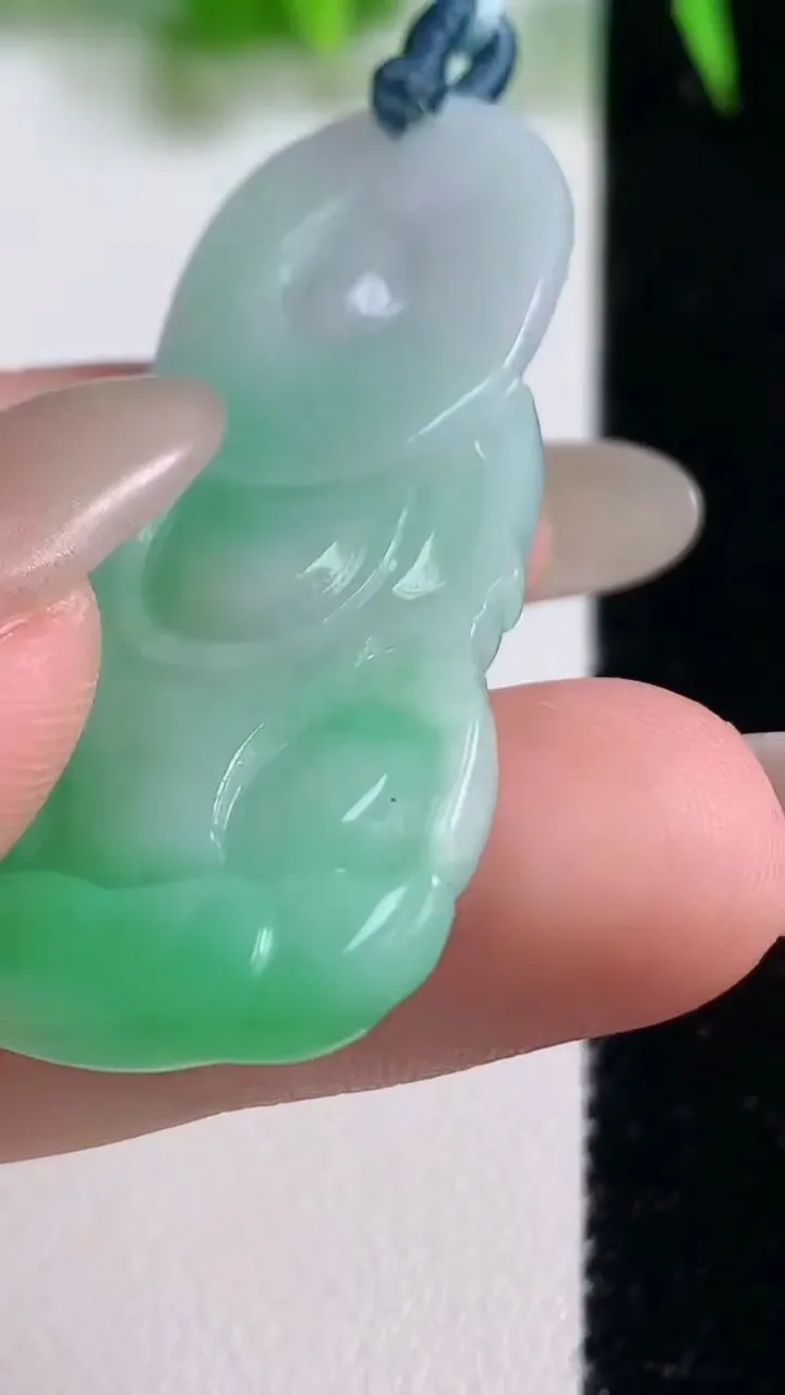 天然A货翡翠观音菩萨吊坠，尺寸45-23.8-5.8，重量:11.31g
10月19日