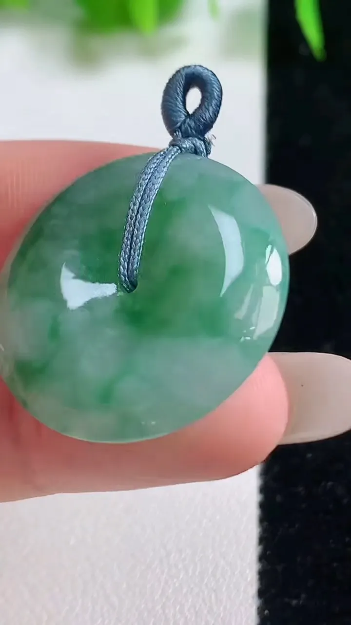 天然A货翡翠平安扣吊坠，尺寸26.7-5.9，重量:9.20g
10月19日