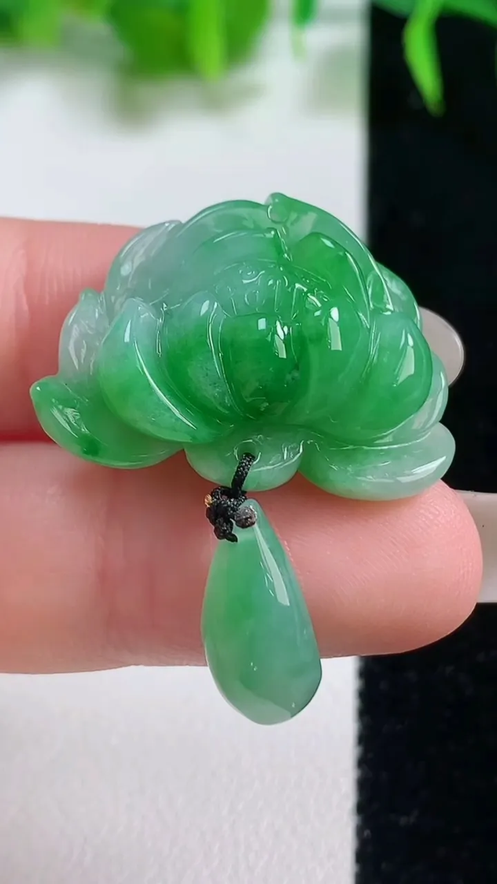 天然A货翡翠和和美美 荷花吊坠，尺寸31-25.3-8.2，重量:7.62g
10月19日