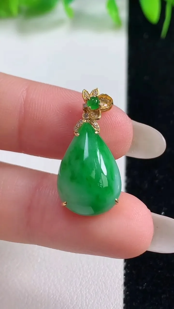 天然A货翡翠水滴吊坠，尺寸25-16.5-12.3-6.4，重量:2.95g
10月19日
