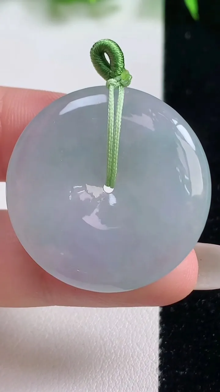 天然A货翡翠平安扣吊坠，尺寸30.8-5.3，重量:11.67g
10月19日