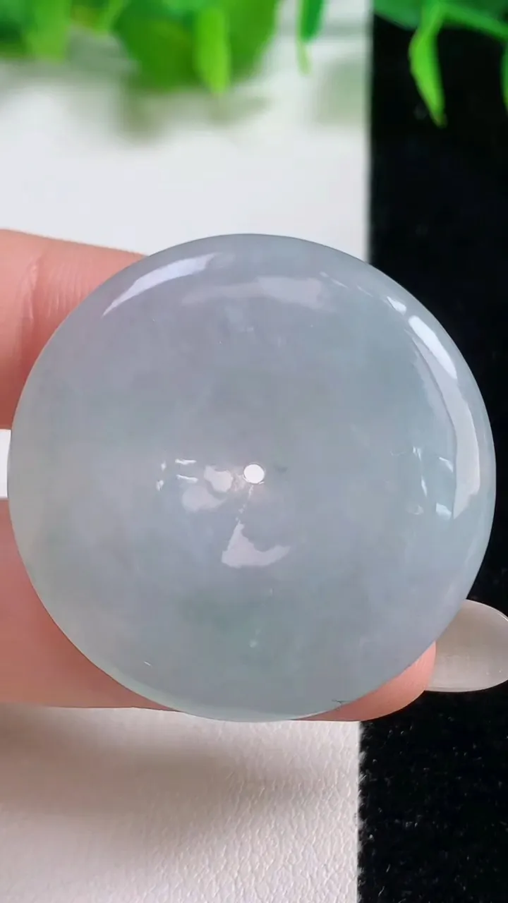 天然A货翡翠冰种飘花平安扣吊坠，尺寸36.3-5.5，重量:16.58g
10月19日