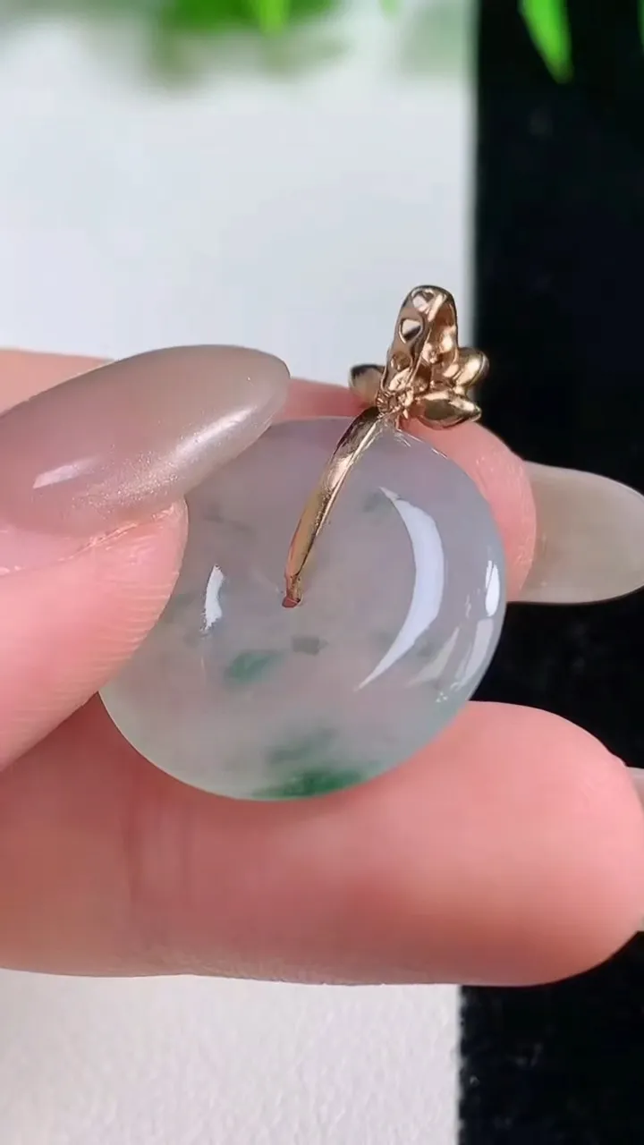 天然A货翡翠种飘花平安扣吊坠，尺寸21.3-3.8，重量:5.28g
10月19日