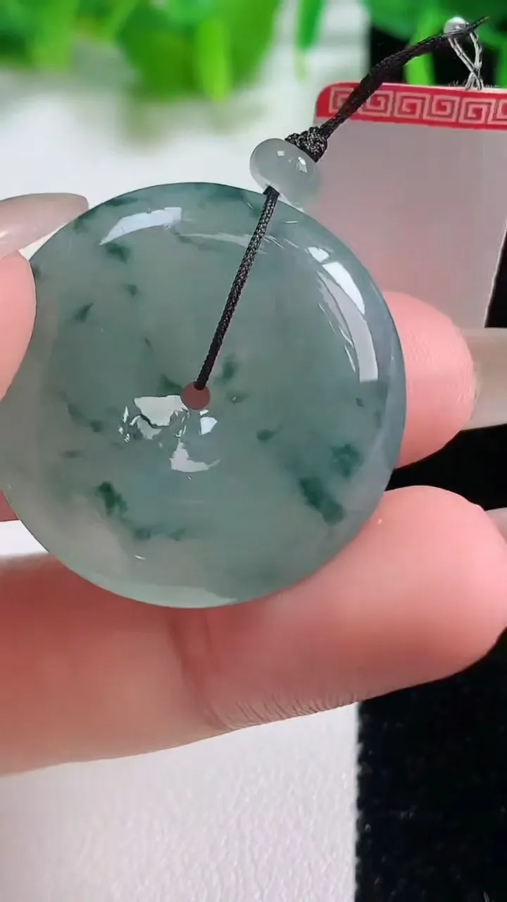 天然A货翡翠冰种飘花平安扣吊坠，尺寸28.4-5.5，重量:10.32g
10月19日
