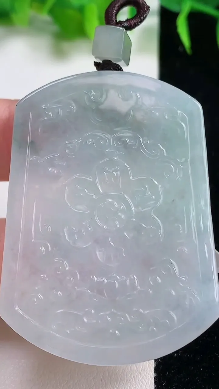 天然A货翡翠冰种飘花仿古无事牌吊坠，尺寸52-38-4.8，重量:24.73g
10月19日