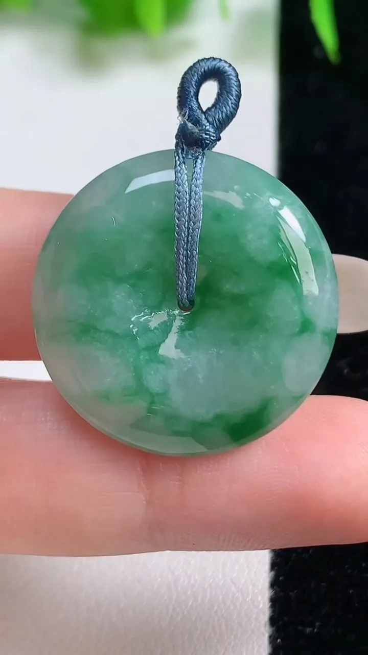 天然A货翡翠平安扣吊坠，尺寸26.7-5.9，重量:9.20g
10月19日