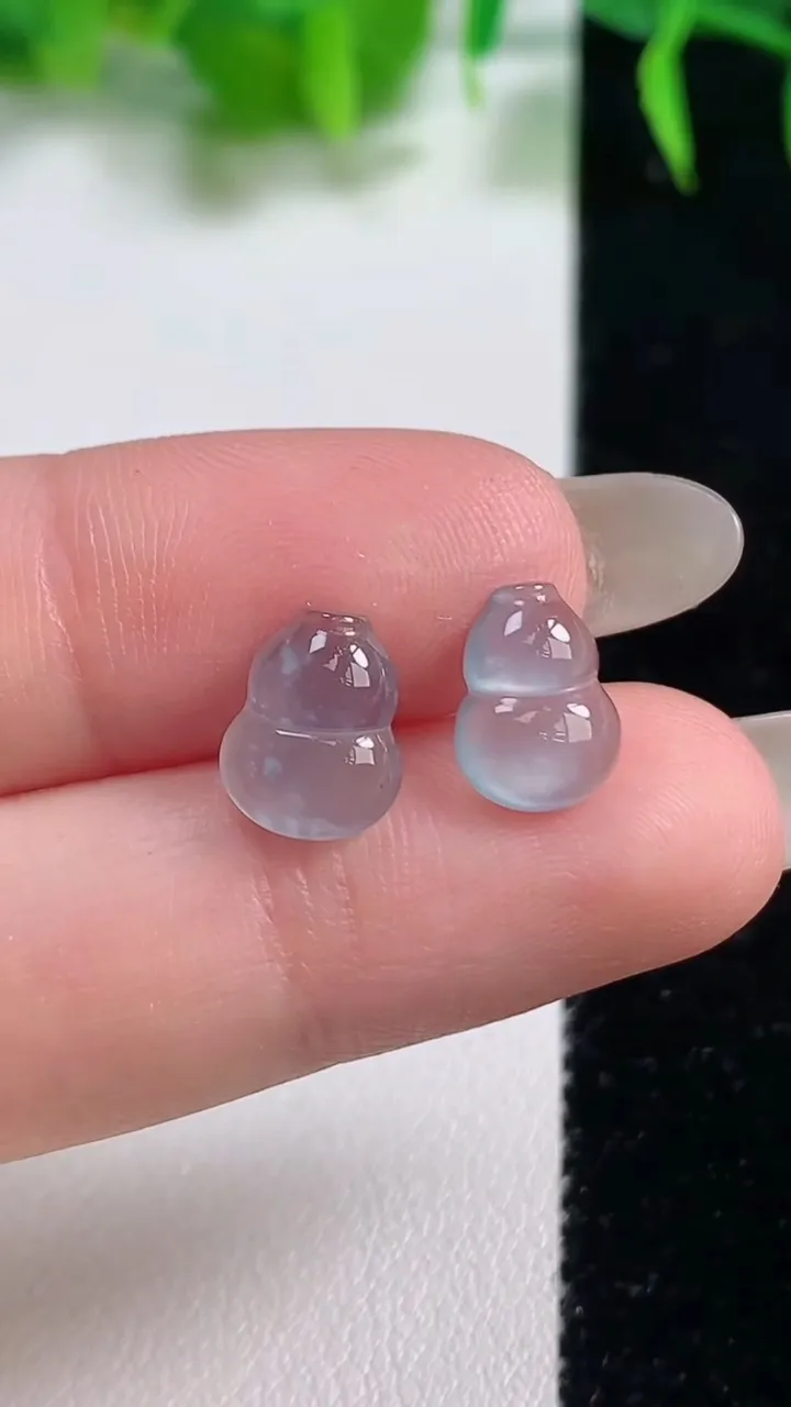天然A货翡翠葫芦镶嵌件一对，尺寸9.8-7-2.7，重量:1.09g
10月19日