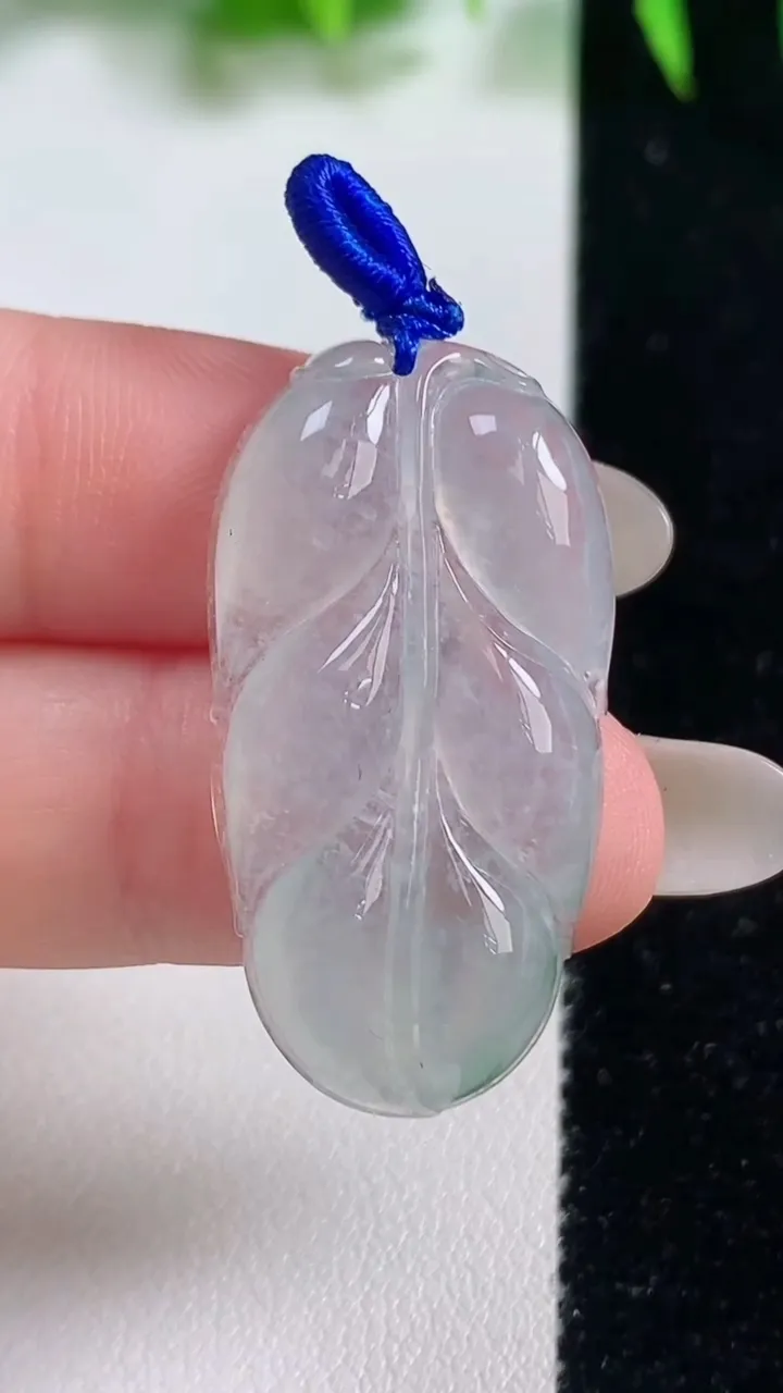 天然A货翡翠冰种飘花金枝玉叶 叶子吊坠，尺寸33.2-17.7-5.6，重量:6.92g
10月19