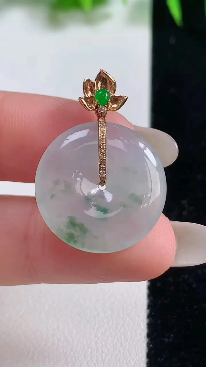天然A货翡翠种飘花平安扣吊坠，尺寸21.3-3.8，重量:5.28g
10月19日