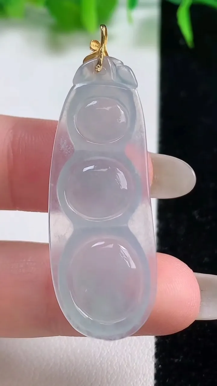 天然A货翡翠种白冰福豆吊坠，尺寸42-16.2-5，重量:5.42g
10月19日