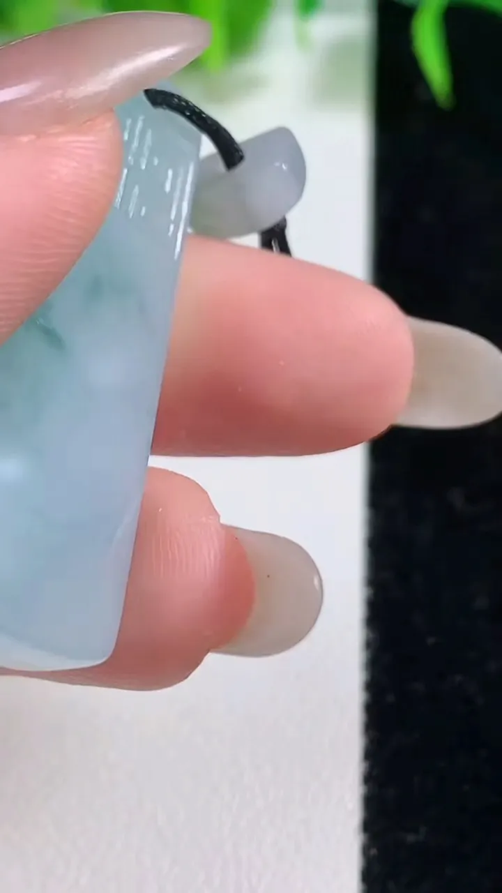 天然A货翡翠冰种飘花仿古无事牌吊坠，尺寸40-17-5.9，重量:11.45g
10月19日