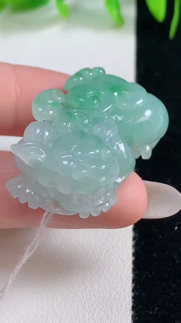 天然A货翡翠貔貅吊坠，尺寸35.4-21.7-13.2，重量:22.35g
10月19日