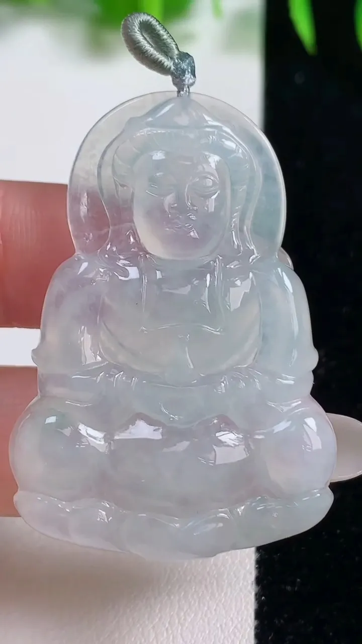 天然A货翡翠观音菩萨吊坠，尺寸46.5-32.3-5.6，重量:12.83g
10月19日