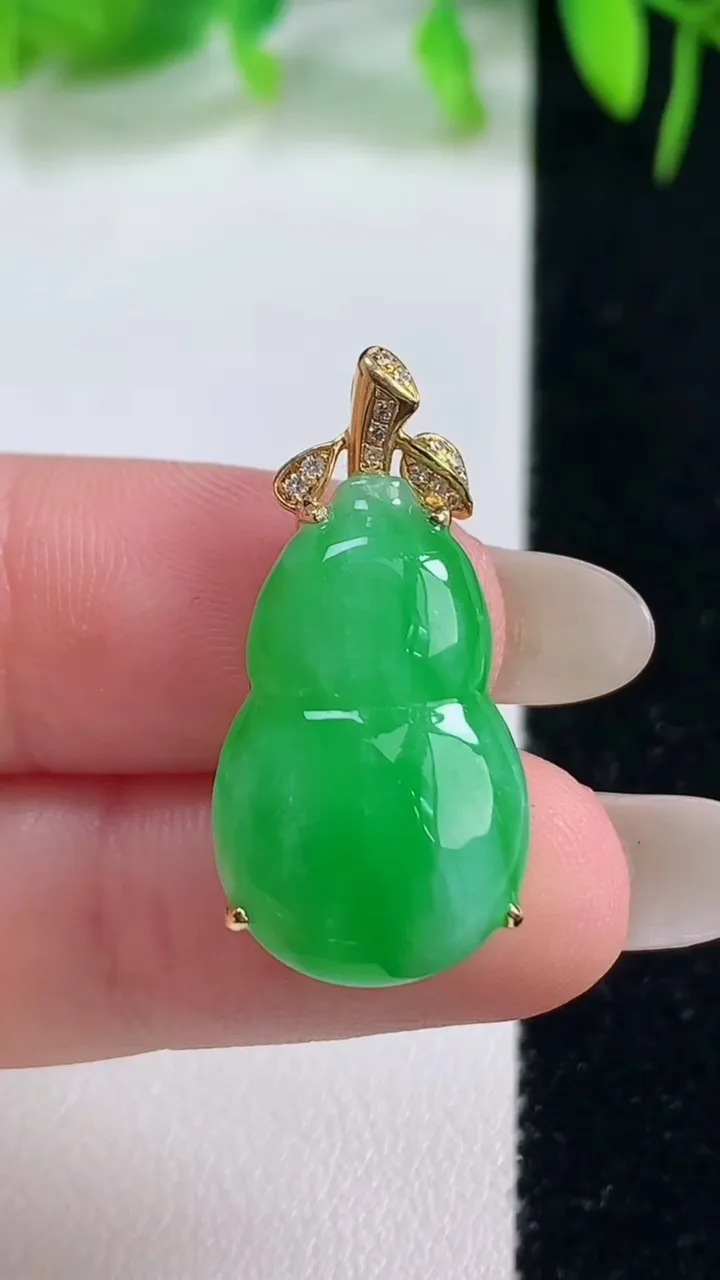 天然A货翡翠葫芦吊坠，尺寸21.3-14-6.3，重量:3.63g
10月19日