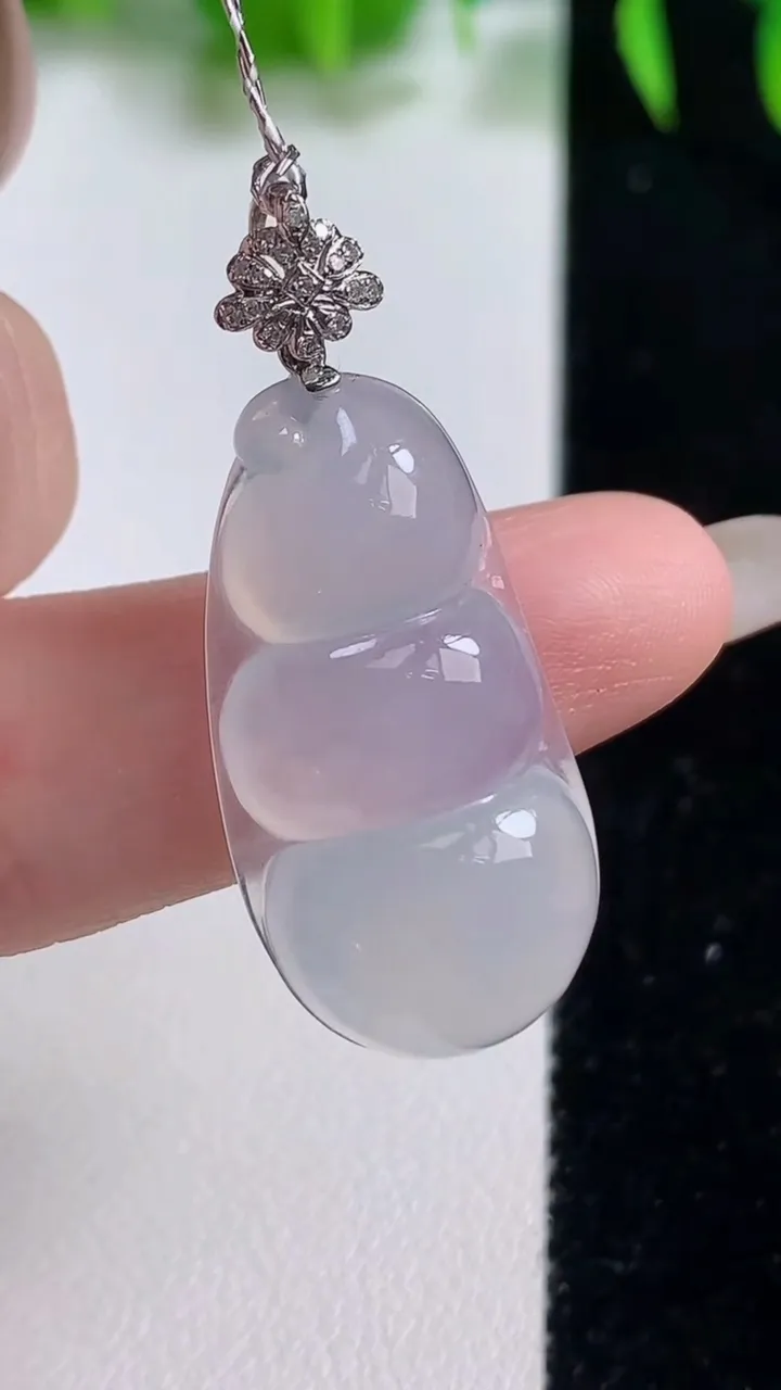 天然A货翡翠种白冰福豆吊坠，尺寸28.5-15.2-5.6，重量:4.81g
10月19日