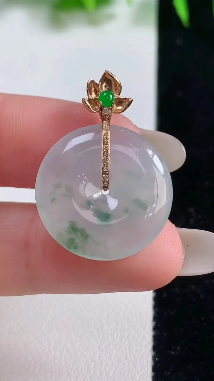 天然A货翡翠种飘花平安扣吊坠，尺寸21.3-3.8，重量:5.28g
10月19日