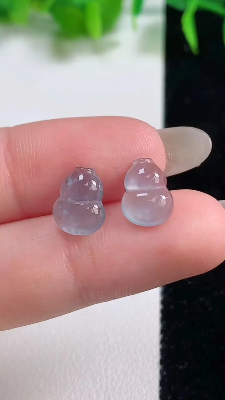 天然A货翡翠葫芦镶嵌件一对，尺寸9.8-7-2.7，重量:1.09g
10月19日