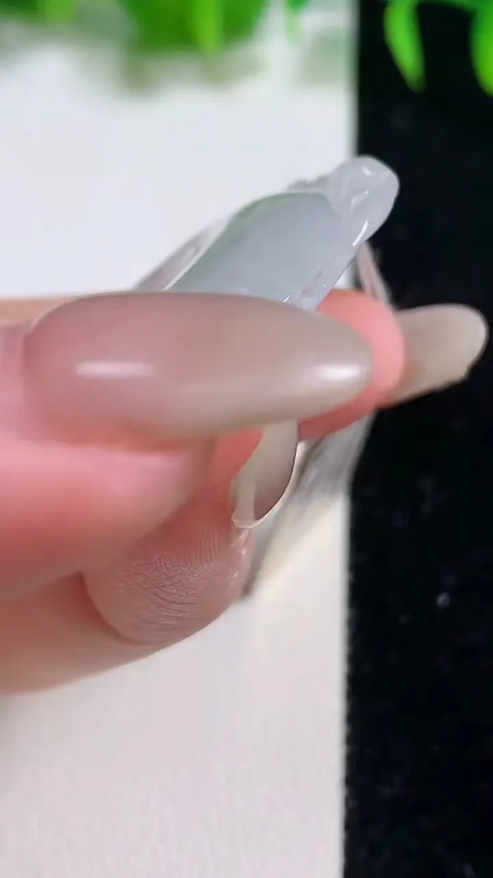 天然A货翡翠冰种飘花如意吊坠，尺寸50.6-39-6.7，重量:23.40g
10月19日