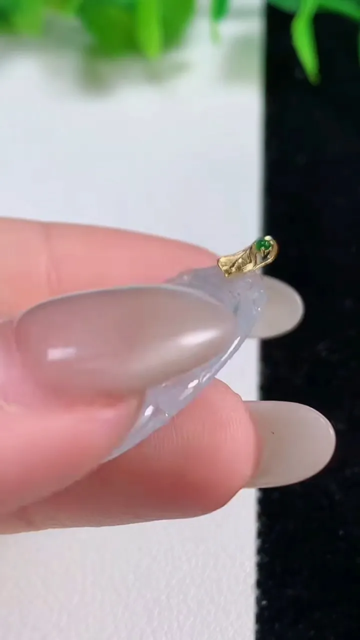 天然A货翡翠种白冰如意吊坠，尺寸28.2-18.4-2.6，重量:3.21g
10月19日