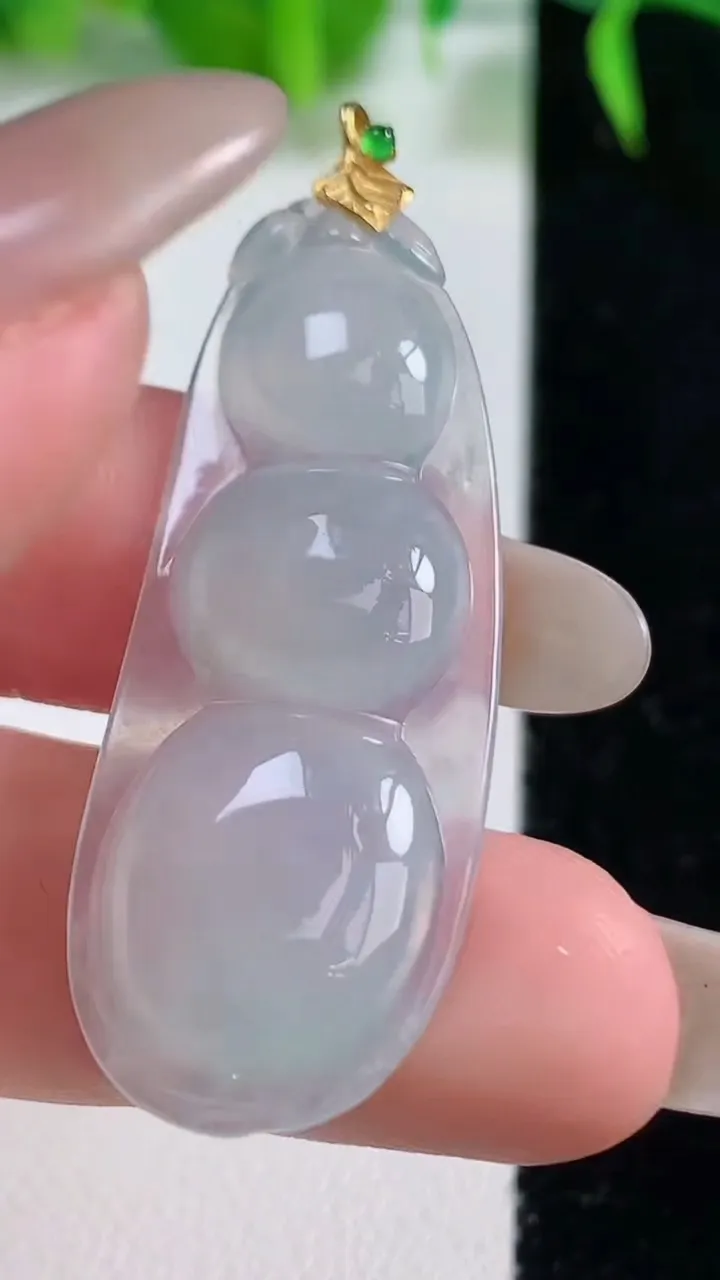 天然A货翡翠种白冰福豆吊坠，尺寸42-16.2-5，重量:5.42g
10月19日