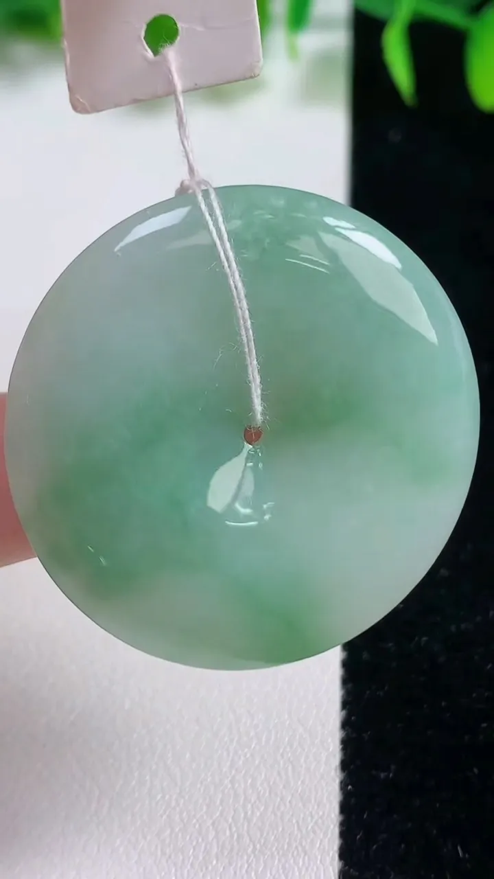 天然A货翡翠平安扣吊坠，尺寸37.6-6.4，重量:18.30g
10月19日