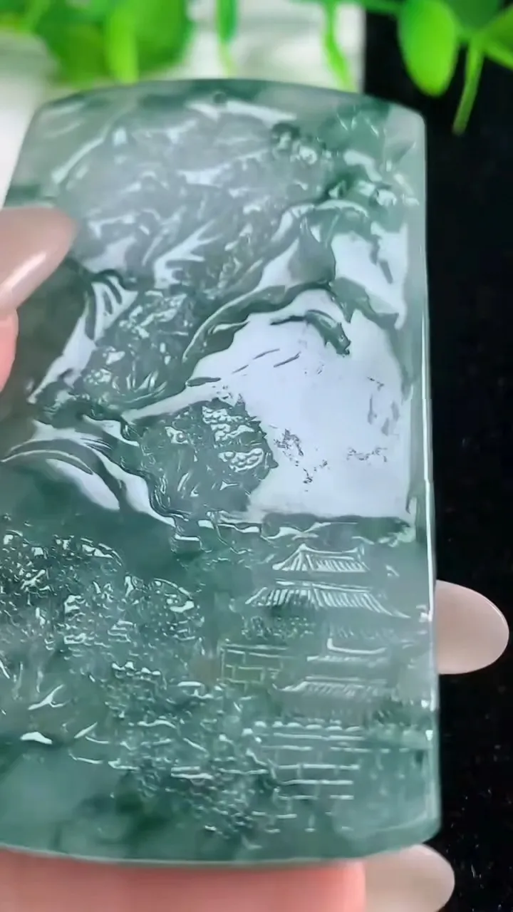 天然A货翡翠牌吊坠，尺寸68.8-42.6-7，重量:46.35g
10月19日
