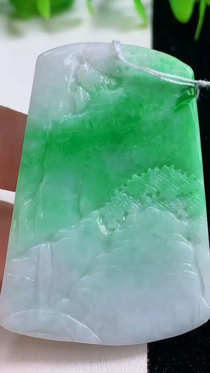 天然A货翡翠山水牌吊坠，尺寸58.2-40.6-6，重量:29.63g
10月19日
