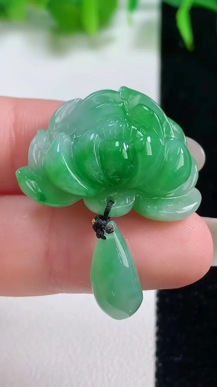 天然A货翡翠和和美美 荷花吊坠，尺寸31-25.3-8.2，重量:7.62g
10月19日
