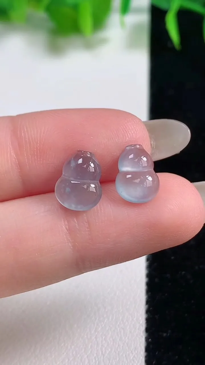 天然A货翡翠葫芦镶嵌件一对，尺寸9.8-7-2.7，重量:1.09g
10月19日