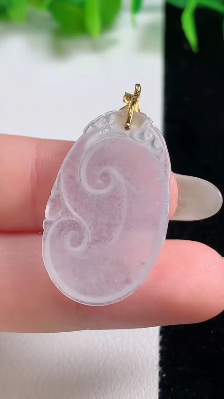 天然A货翡翠种白冰如意吊坠，尺寸28.2-18.4-2.6，重量:3.21g
10月19日