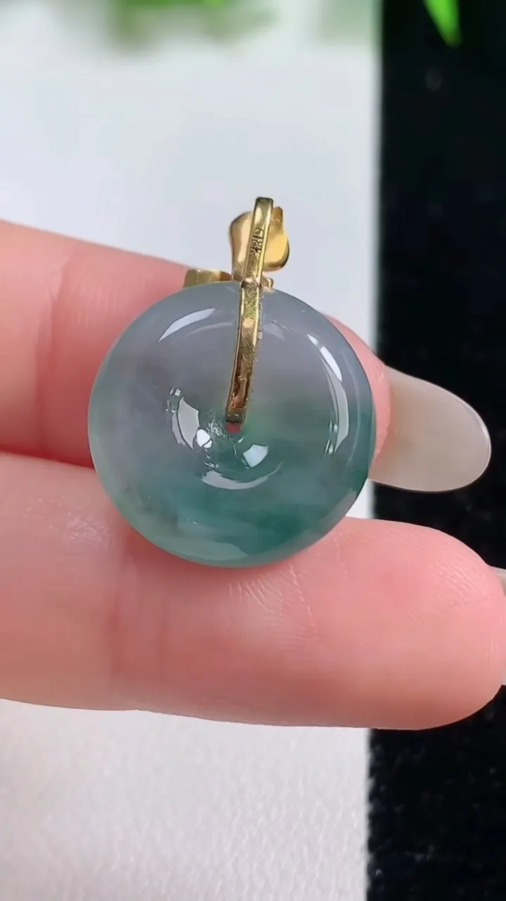天然A货翡翠种飘花平安扣吊坠，尺寸17.8-5.9，重量:4.11g
10月19日