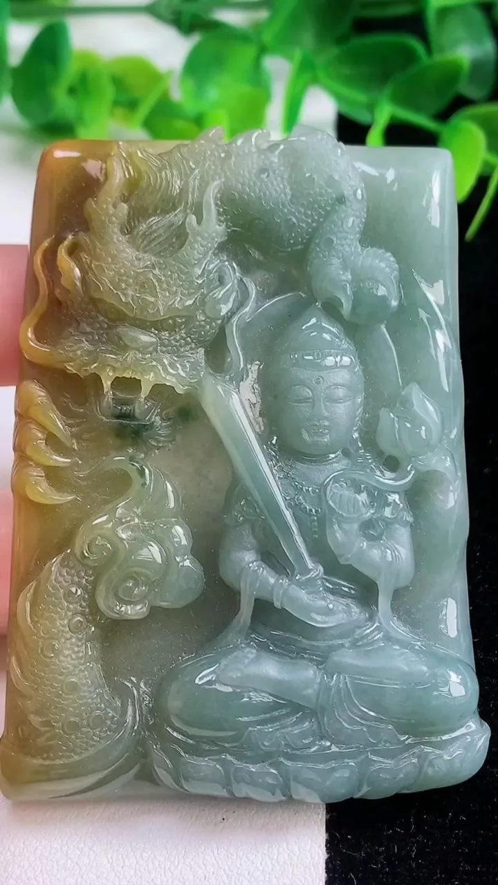 天然A货翡翠蓝水双彩祥龙虚空藏菩萨吊坠，尺寸40.3-49.2-7.6，重量:56.78g
10月1
