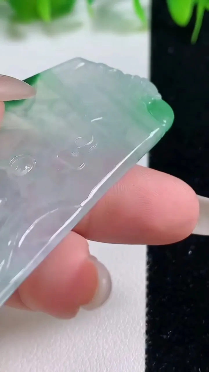 天然A货翡翠大日如来吊坠，尺寸59.6-32.2-3.8，重量:15.30g
10月19日