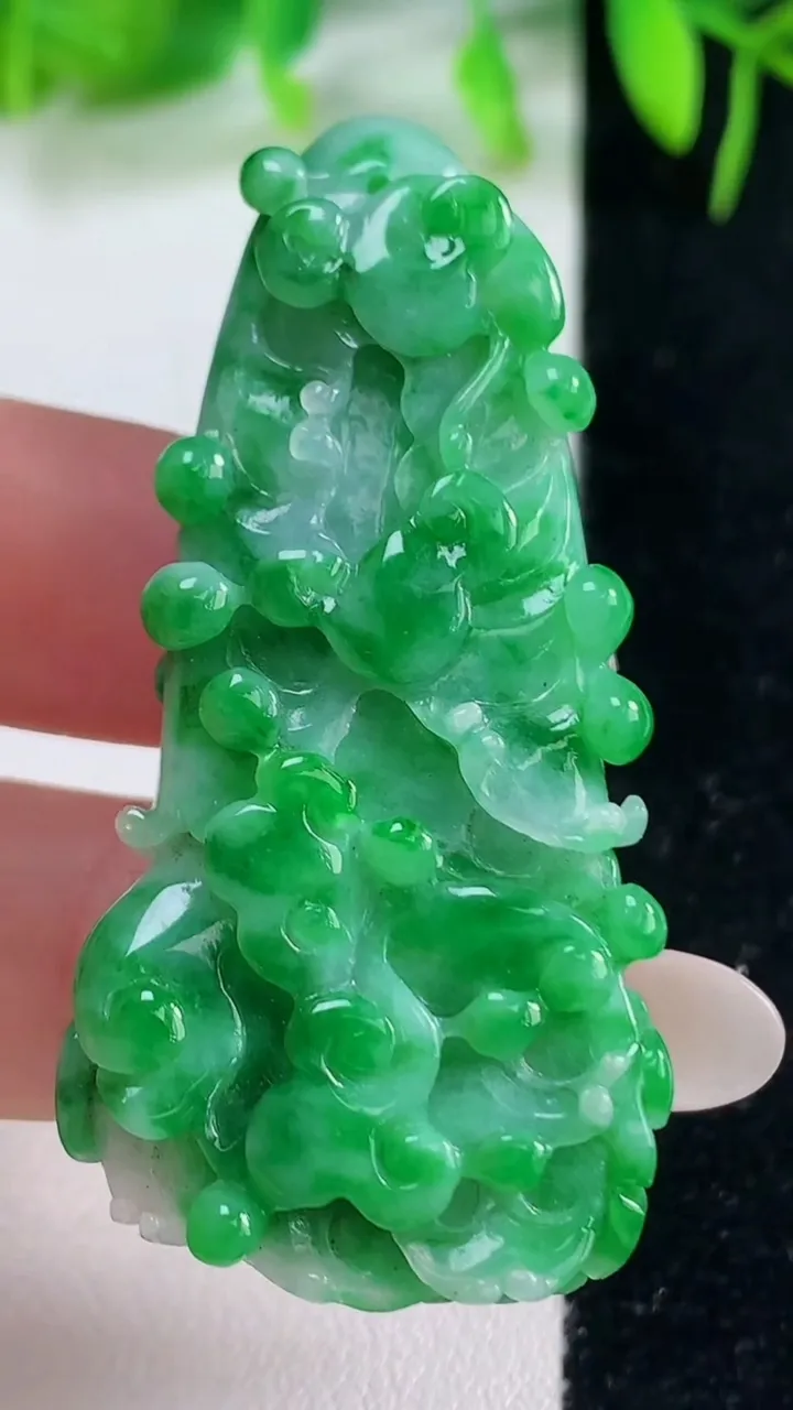 天然A货翡翠白菜吊坠，尺寸51.2-28.5-9.6，重量:20.16g
10月19日