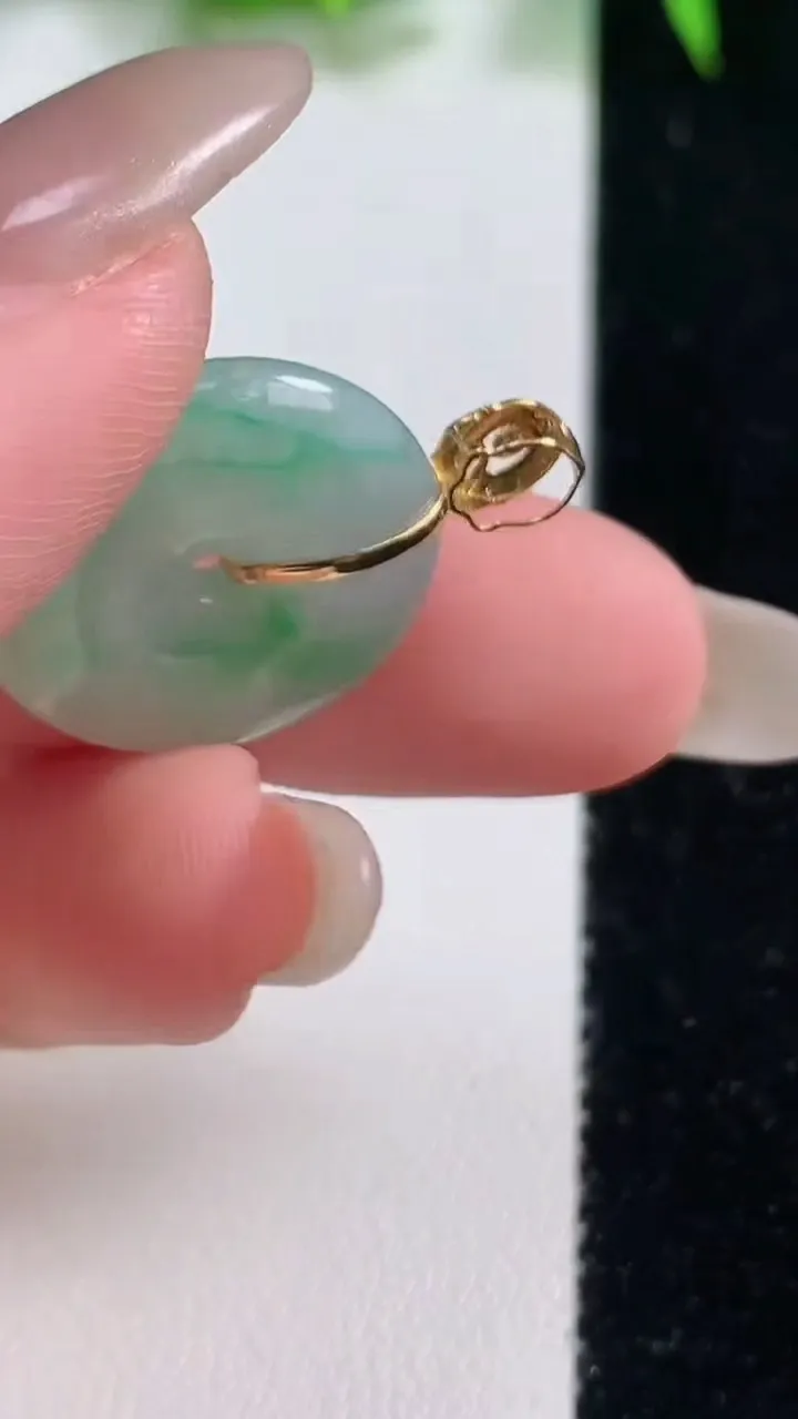 天然A货翡翠平安扣吊坠，尺寸20-5.3，重量:5.57g
10月19日