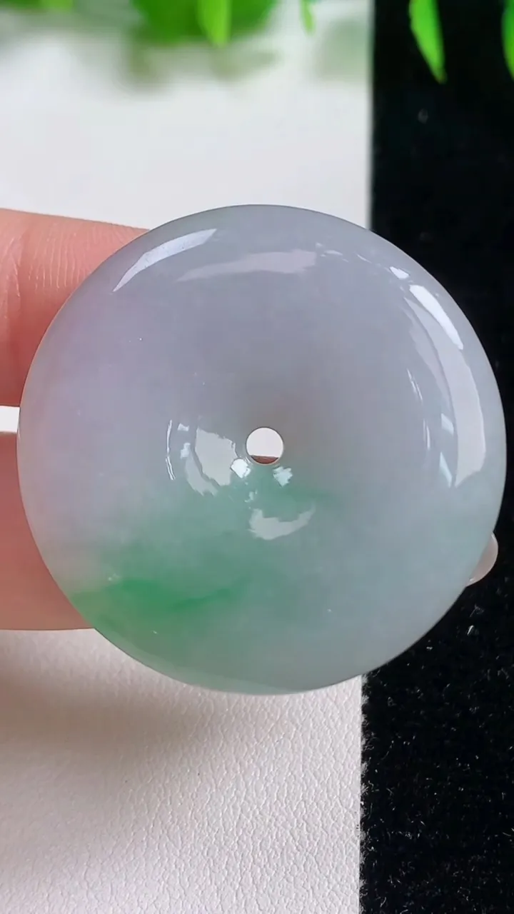 天然A货翡翠平安扣吊坠，尺寸36-6，重量:17.47g
10月19日