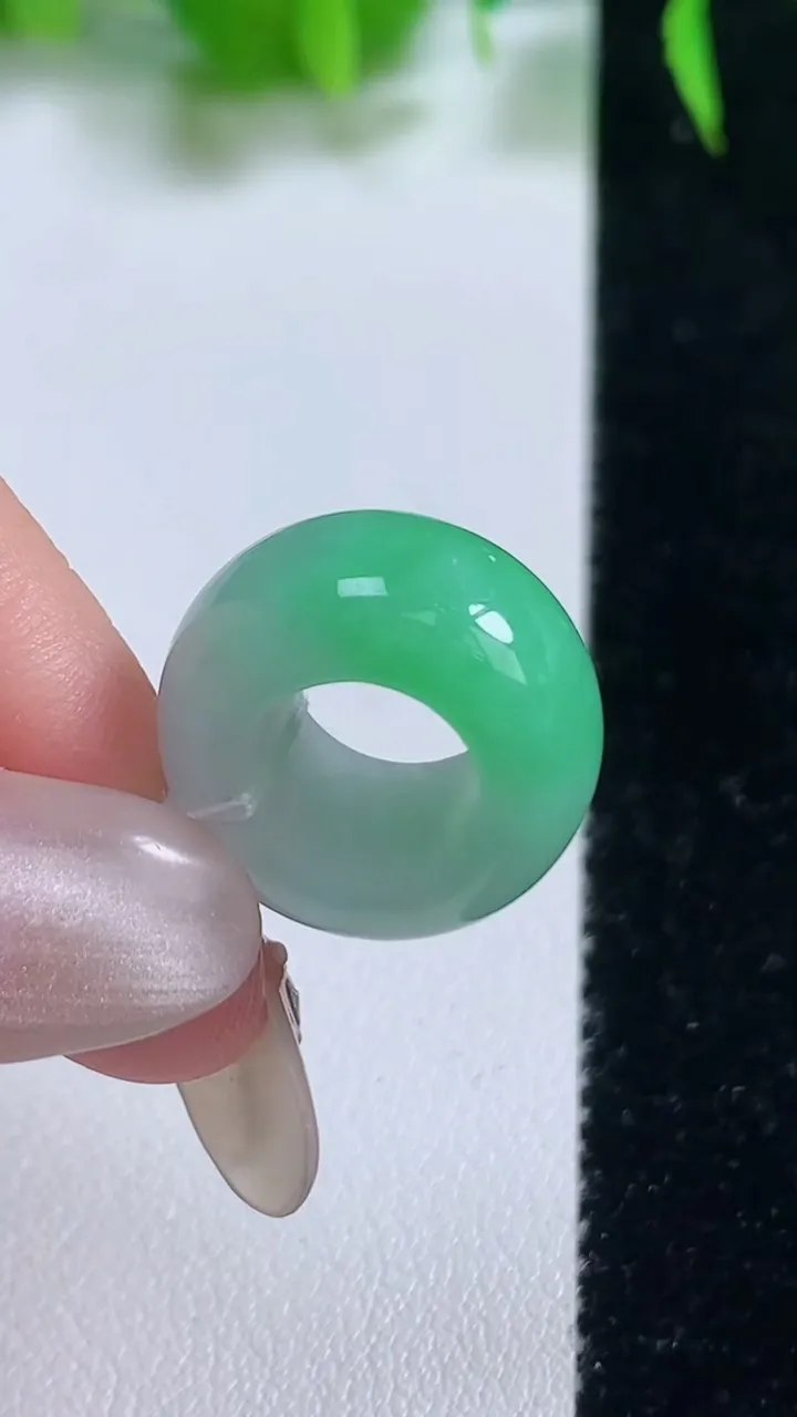 天然A货翡翠路路通吊坠，尺寸18.3-9.7，重量:5.26g
10月19日