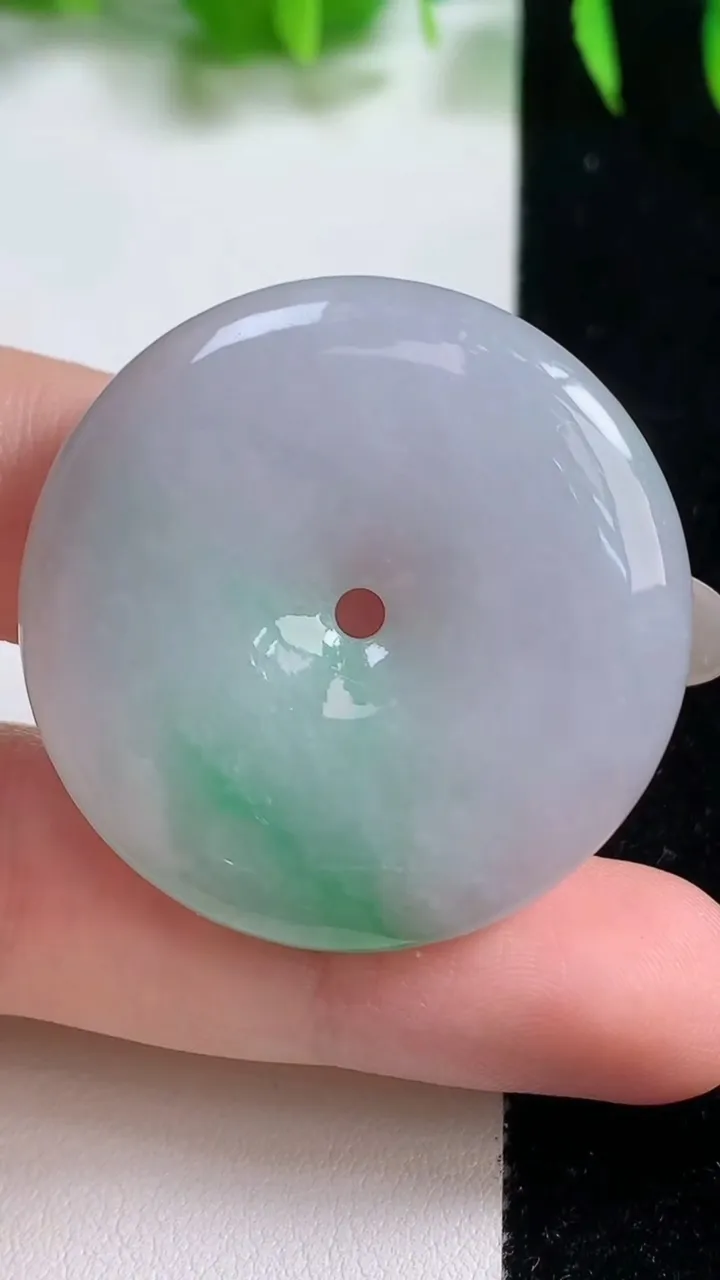 天然A货翡翠平安扣吊坠，尺寸36-6，重量:17.47g
10月19日