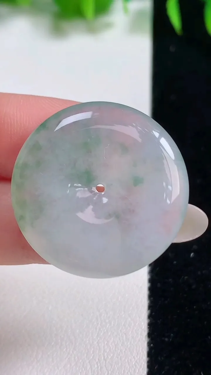 天然A货翡翠冰种飘花平安扣吊坠，尺寸28.8-5.3，重量:10.00g
10月19日