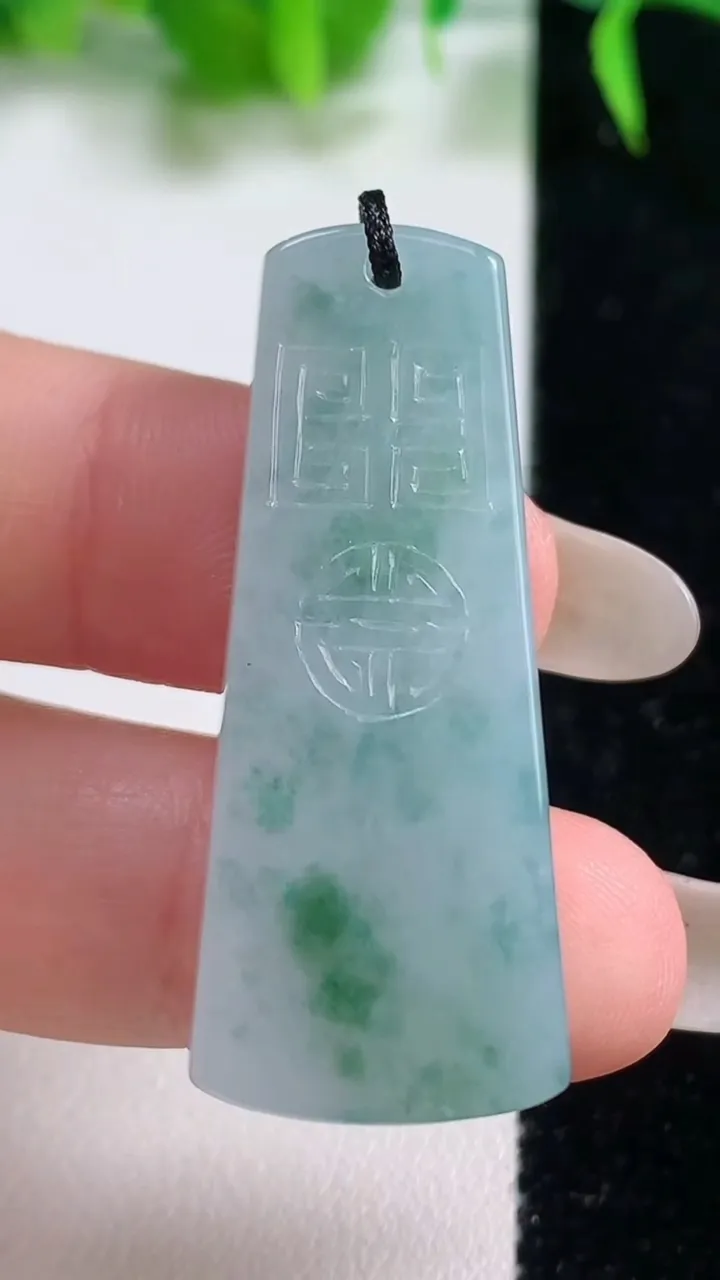 天然A货翡翠冰种飘花仿古无事牌吊坠，尺寸40-17-5.9，重量:11.45g
10月19日