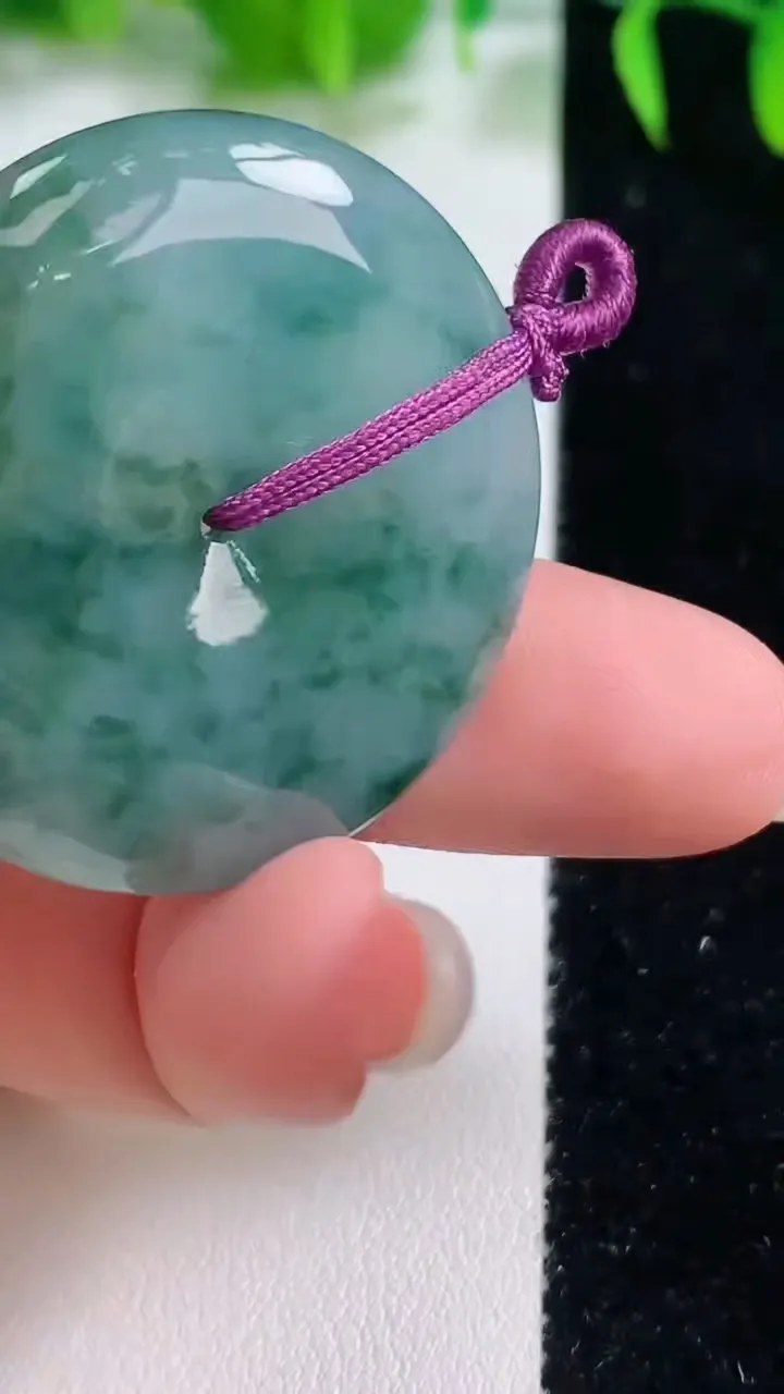 天然A货翡翠冰种飘花平安扣吊坠，尺寸34.7-6.4，重量:16.67g
10月19日
