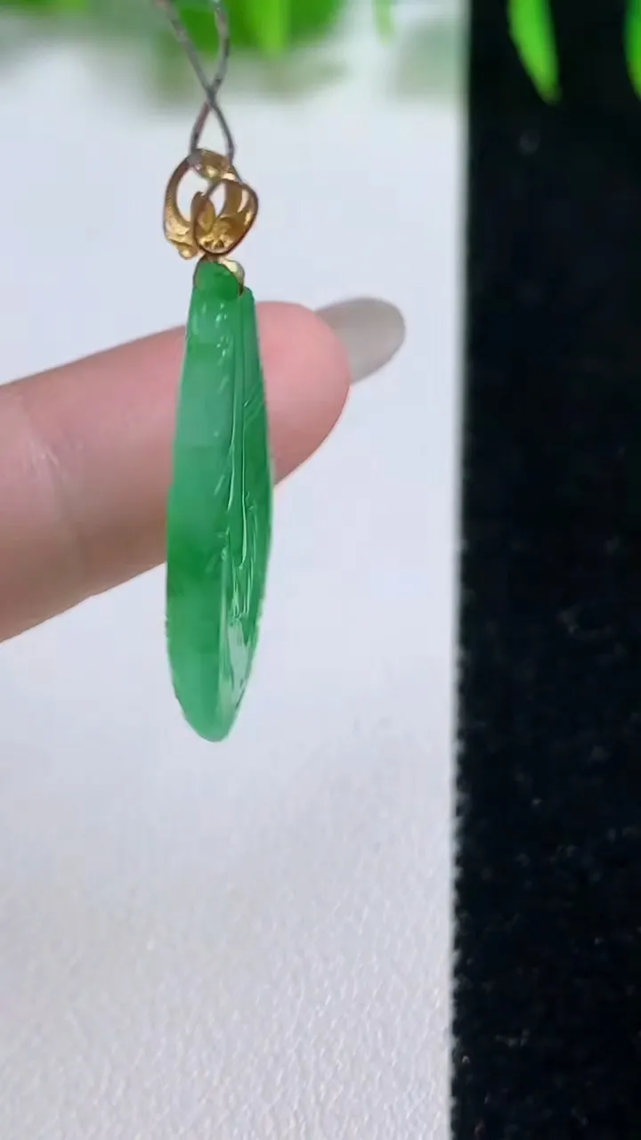 天然A货翡翠羽毛吊坠，尺寸30.4-16.6-3.2，重量:3.18g
10月19日